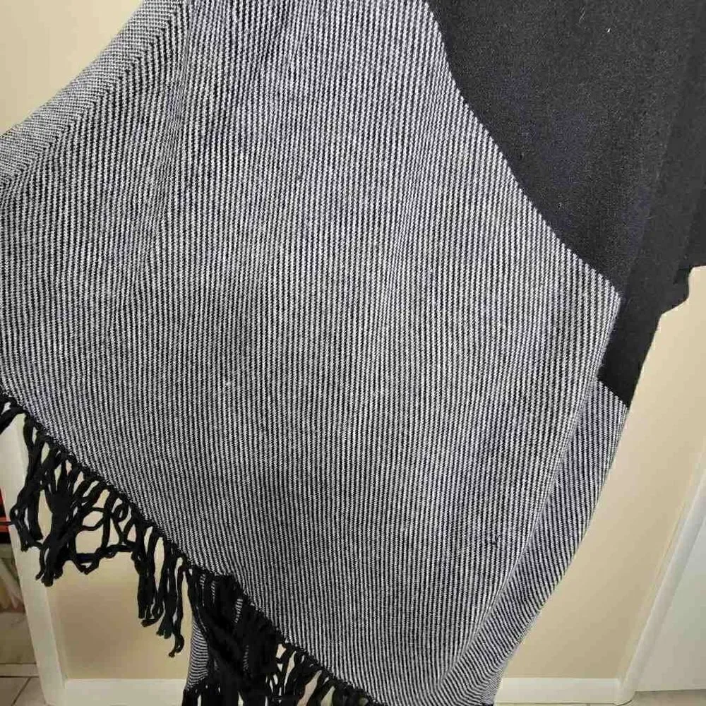 White House Black Market Wrap Stripe Fringe Ruana Black Gray Medium Large